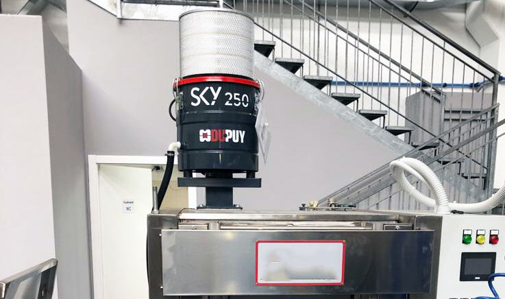 SKY 500 auf Werkzeugmaschine - der Ölnebelabscheider saugt Ölnebel ab, filtert diese und sammelt sie